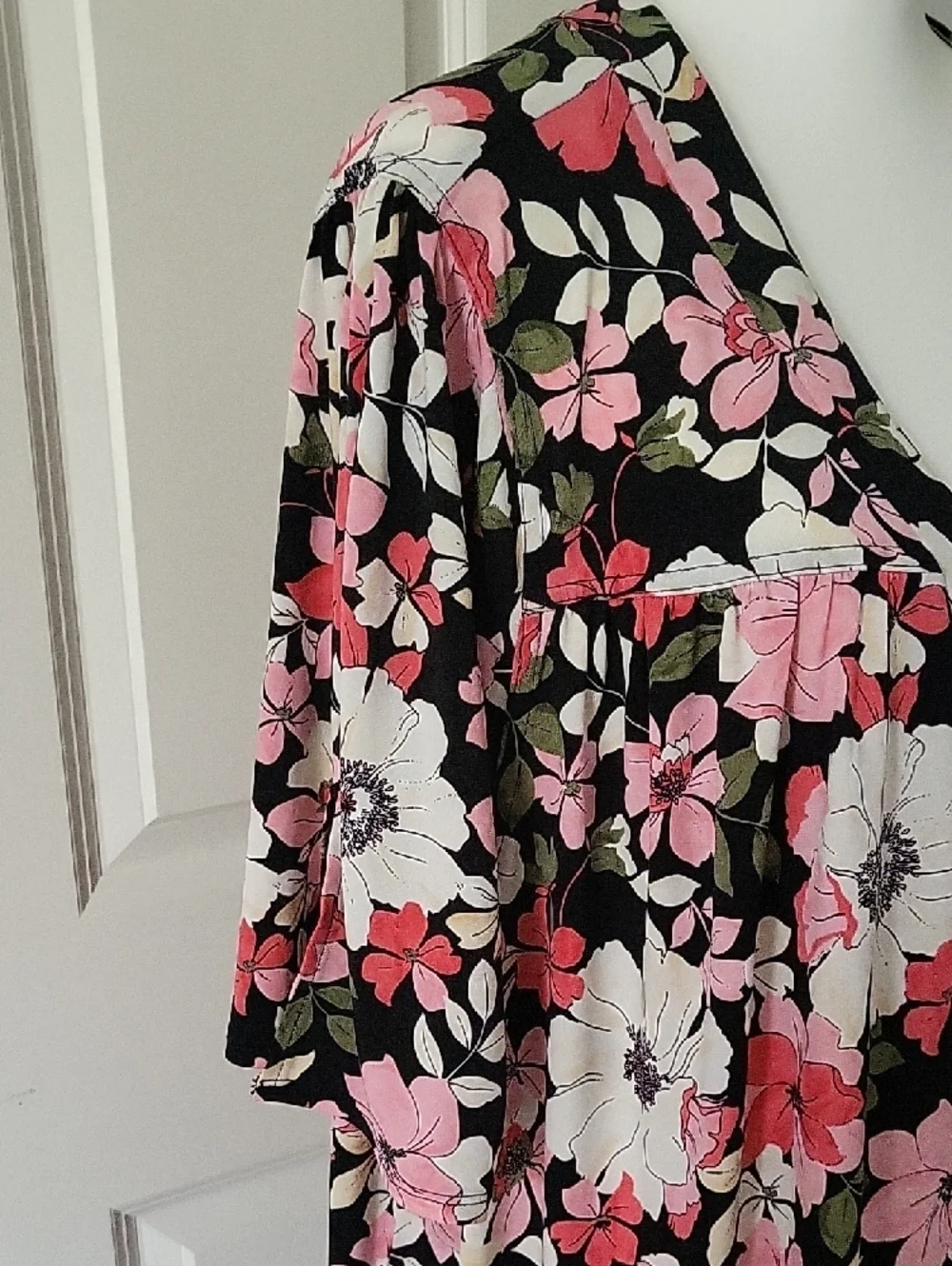Lane Bryant Floral Blouse Size 26/28 Black Pink Flowy V-Neck Top - Picture 6 of 9
